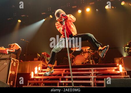 Dezember 7, 2019, Anaheim, Kalifornien, USA: MATT SHULTZ von Cage The Elephant während der kroq Absolut Fast akustischen Weihnachten Konzert im Honda Center in Anaheim, Kalifornien (Bild: © Daniel DeSlover/ZUMA Draht) Stockfoto