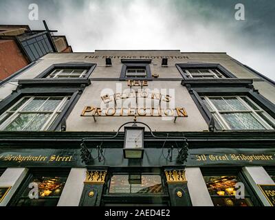 Der Brite Schutz Pub an der Ecke Great Bridgewater Street und unteren Moseley Street, Manchester, UK. 1806 erbaut. Stockfoto