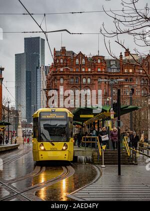 Stadtzentrum Straßenbahn- und Straßenbahnhaltestelle, Manchester, UK. Stockfoto