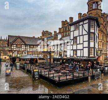 Shambles Square in Manchester, England, im Jahr 1999 rund um den umgebauten alten Wellington Inn und Sinclair's Oyster Bar neben dem Mitre Hotel erstellt. Stockfoto