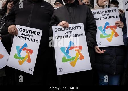 London, Großbritannien. 8. Dezember 2019. Gemeinsam gegen Antisemitismus Demonstration und Kundgebung in Parliament Square. Mitglieder der jüdischen Gemeinschaft und andere Unterstützer sammeln ihre Bedenken über die Probleme der laufenden Antisemitismus in Richtung britischen Juden im öffentlichen Leben und die Zunahme der Verbrechen aus Hass auf die Stimme. Credit: Guy Corbishley/Alamy leben Nachrichten Stockfoto