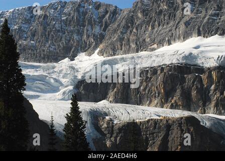 Ein Blick auf die herrliche Pracht der Berge und der sich zurückziehenden Gletscher entlang des Icefields Parkway zwischen Banff und Jasper. Stockfoto