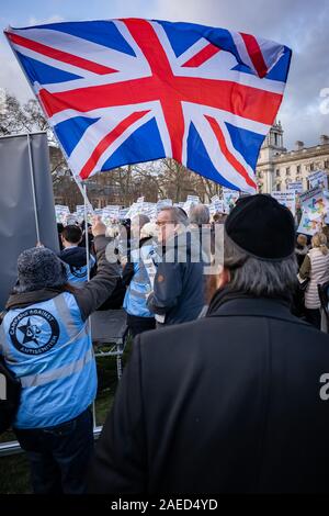 London, Großbritannien. 8. Dezember 2019. Gemeinsam gegen Antisemitismus Demonstration und Kundgebung in Parliament Square. Mitglieder der jüdischen Gemeinschaft und andere Unterstützer sammeln ihre Bedenken über die Probleme der laufenden Antisemitismus in Richtung britischen Juden im öffentlichen Leben und die Zunahme der Verbrechen aus Hass auf die Stimme. Credit: Guy Corbishley/Alamy leben Nachrichten Stockfoto