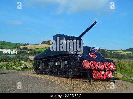 Sherman Panzer bei slapton Ley National Nature Reserve, slapton Sands, Denkmal für diejenigen, die in der Übung Tiger, Slapton starb, Devon, Großbritannien Stockfoto