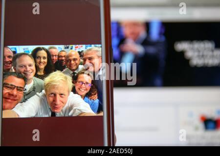 London, Großbritannien. 8 Dez, 2019. Ein Tweet von Boris Johnson, Premierminister des Vereinigten Königreichs und der Führer der Konservativen Partei, zeigte ihm ein selfie mit dem Kabinett Mitglieder der Konservativen Partei HQ in Central London, 29 im Bundestagswahlkampf. Die Briten gehen zu den Abstimmungen am 12. Dezember in einer allgemeinen Wahl. Credit: Dinendra Haria/SOPA Images/ZUMA Draht/Alamy leben Nachrichten Stockfoto