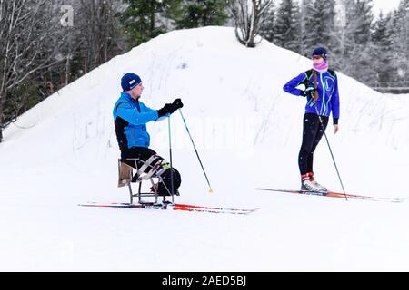Perm, Russland - 07 Dezember, 2019: Sportler Skifahrer mit Behinderung Erwärmung im Winter Stockfoto