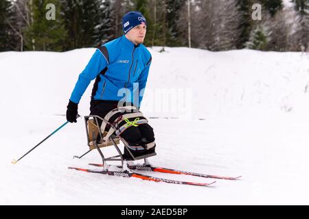 Perm, Russland - 07 Dezember, 2019: Sportler Skifahrer mit Behinderung Training im Freien im Winter Stockfoto