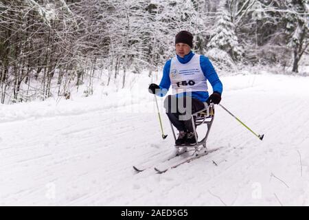 Perm, Russland - Dezember 07, 2019: behinderte Athleten bei einem Cross-country-Rennen in einem Wald Ski Run in regionalen Wettkämpfen Stockfoto