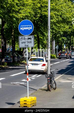 Düsseldorf, Umwelt Lane auf der Prinz-Georg-Straße, im Stadtteil Pempelfort, nur Taxis, Radfahrer, Busse und e-Autos sind erlaubt in t zu fahren Stockfoto