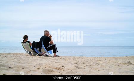 Urlauber in Liegestühlen am Strand der Polnischen Ostseeküste in der Nähe von Wegorzewo Stockfoto