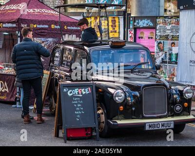 London Taxi Kaffee - Black Cab/Unternehmen verwendet ein umgebautes Londoner Taxi Kaffee in Brick Lane Shoreditch East London zu dienen. Stockfoto