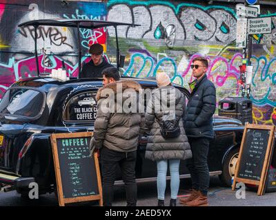 Brick Lane Coffee - London Taxi Coffee - Black Cab Coffee Company verwendet ein umgebautes Londoner Taxi, um Kaffee in Brick Lane Shoreditch East London zu servieren. Stockfoto