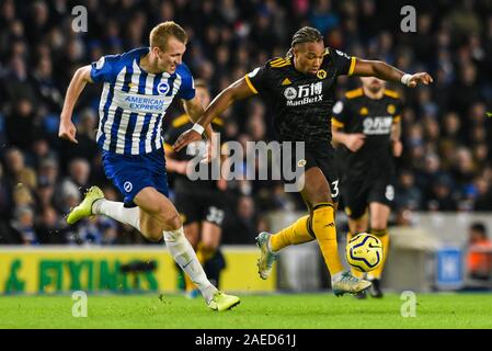 Brighton und Hove, Großbritannien. 08 Dez, 2019. Adama Traore der Wolverhampton Wanderers (37) Dribbelt mit dem Ball in der Premier League Match zwischen Brighton und Hove Albion und Wolverhampton Wanderers im American Express Community Stadium, Brighton und Hove, England am 8. Dezember 2019. Foto von Edward Thomas/PRiME Media Bilder. Credit: PRiME Media Images/Alamy leben Nachrichten Stockfoto