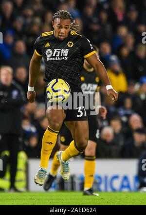 Brighton und Hove, Großbritannien. 08 Dez, 2019. Adama Traore der Wolverhampton Wanderers (37) Dribbelt mit dem Ball in der Premier League Match zwischen Brighton und Hove Albion und Wolverhampton Wanderers im American Express Community Stadium, Brighton und Hove, England am 8. Dezember 2019. Foto von Edward Thomas/PRiME Media Bilder. Credit: PRiME Media Images/Alamy leben Nachrichten Stockfoto