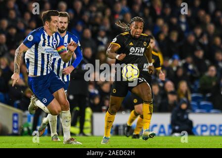 Brighton und Hove, Großbritannien. 08 Dez, 2019. Adama Traore der Wolverhampton Wanderers (37), die in Aktion während der Premier League Match zwischen Brighton und Hove Albion und Wolverhampton Wanderers im American Express Community Stadium, Brighton und Hove, England am 8. Dezember 2019. Foto von Edward Thomas/PRiME Media Bilder. Credit: PRiME Media Images/Alamy leben Nachrichten Stockfoto
