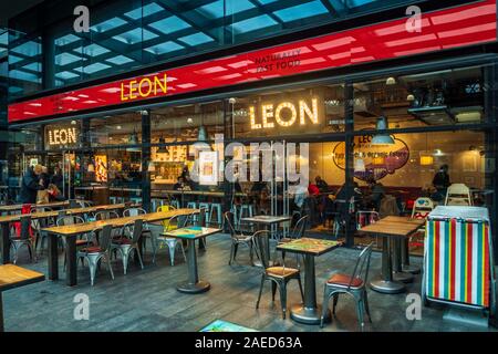 Der Leon gesunde & gesunde Fastfood-Restaurant im Londoner Spitalfields Market Development in der City of London. Stockfoto