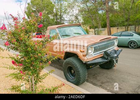 Klassische amerikanische Flachbett Pickup truck an der historischen Route 66 USA geparkt Stockfoto