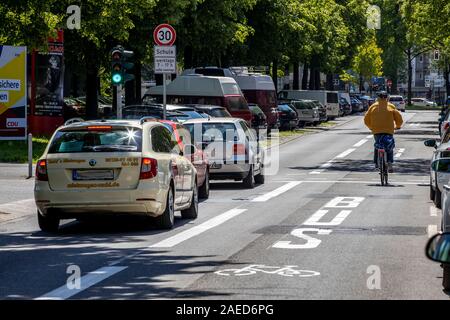 Düsseldorf, Umwelt Lane auf der Prinz-Georg-Straße, im Stadtteil Pempelfort, nur Taxis, Radfahrer, Busse und e-Autos sind erlaubt in t zu fahren Stockfoto