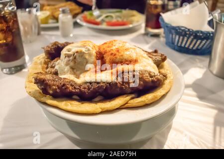 Souvlaki gebraten Gericht ein ein Cafe in Athen Griechenland mit Soße und Fleisch Stockfoto