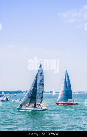 ISLE OF WIGHT, August 2018 Schiffe in Cowes Week, Insel Yacht Race fand vor der Südküste von England, Stockfoto