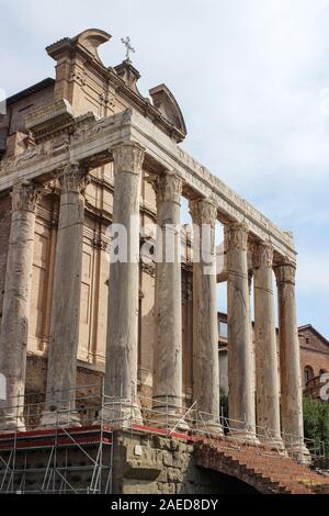 Chiesa di San Lorenzo in Miranda (ehemaliger Tempel von Antonius und Faustina) am Forum Romanum in Rom, Italien Stockfoto