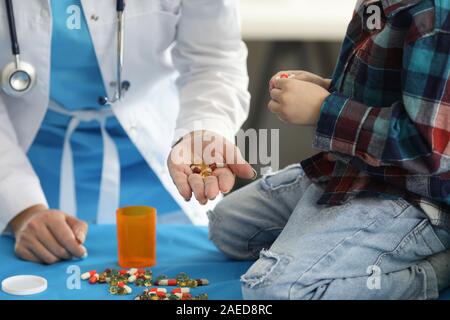 Verschüttete Tabletten auf Tisch Stockfoto