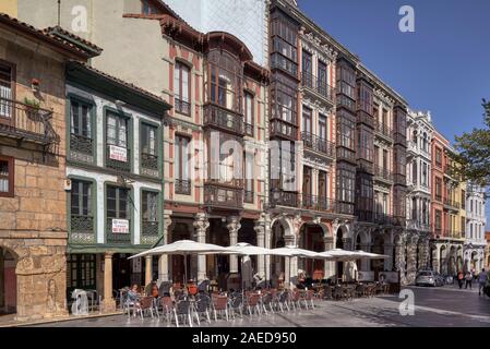 San Francisco Straße, berühmte Filmmusik set mit modernen und Art déco-Gebäude im Dorf von Aviles, Fürstentum Asturien, Spanien, Europa Stockfoto