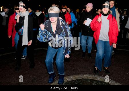Warschau, Polen. 8 Dez, 2019. Dezember 8, 2019, Warschau, Polen: 16 Tage gegen Gewalt aufgrund von Geschlecht, Frauen schrie, dass Gewalt niemals ist die Störung der Person, die es zu erleben, und die Institutionen, die die Täter schützen sind nur der nächste Übeltäter. Credit: Grzegorz Banaszak/ZUMA Draht/Alamy leben Nachrichten Stockfoto
