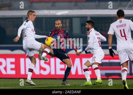 Bologna, Italien. 08 Dez, 2019. Andrea Conti (Mailand) und Rodrigo Palacio (Bologna) in Bologna gegen Mailand, italienische Fußball Serie A Männer Meisterschaft in Bologna, Italien, 08. Dezember 2019 Quelle: Unabhängige Fotoagentur/Alamy leben Nachrichten Stockfoto