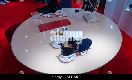 Luxus Ledertasche der Marke im berühmten Einkaufszentrum Galerie La Fayette in Paris, Frankreich Stockfoto