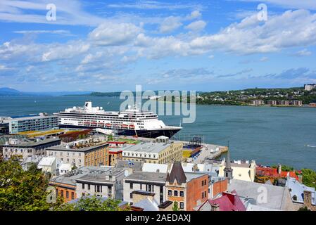 Quebec City, Kanada - 11 August, 2019: Blick auf die untere Stadt der alten Stadt mit der MS MS Zaandam am Alten Hafen angedockt. Die Stadt Quebec ist ein sehr Stockfoto