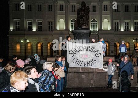 Warschau, Polen. 8 Dez, 2019. Dezember 8, 2019, Warschau, Polen: 16 Tage gegen Gewalt aufgrund von Geschlecht, Frauen schrie, dass Gewalt niemals ist die Störung der Person, die es zu erleben, und die Institutionen, die die Täter schützen sind nur der nächste Übeltäter. Credit: Grzegorz Banaszak/ZUMA Draht/Alamy leben Nachrichten Stockfoto