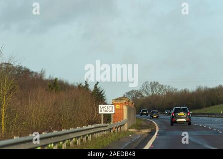 Laceys Bridge mit Autos, die auf einer dreispurigen A130 in der Nähe von Rettendon, Battlesbridge, Chelmsford, Essex, Großbritannien fahren Stockfoto