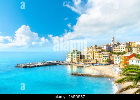 Anzeigen von Bogliasco. Bogliasco ist ein altes Fischerdorf in Italien, Genua, Ligurien. Mittelmeer, Sandstrand und die Architektur von Bogliasco Stadt. Stockfoto