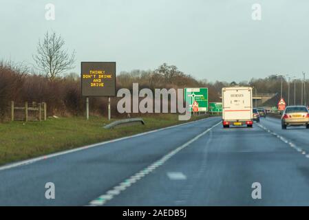 Denke, ich trinke nicht und Matrix mit Fahrzeugen Anfahren einer 12 Chelmsford, Essex, Großbritannien auf einer Strecke von 130 Duell Fahrbahn fahren. Warnung Stockfoto