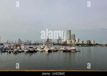 Cartagena/Kolumbien 11/5/19: Eine typische Blick auf die Skyline der Stadt von Cartagena, Kolumbien Hafen früh in einem Diesigen morgen. Stockfoto