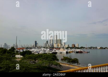 Cartagena/Kolumbien 11/5/19: Eine typische Blick auf die Skyline der Stadt von Cartagena, Kolumbien Hafen früh in einem Diesigen morgen. Stockfoto