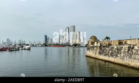 Cartagena/Kolumbien 11/5/19: Eine typische Blick auf die Skyline der Stadt von Cartagena, Kolumbien Hafen früh in einem Diesigen morgen. Stockfoto