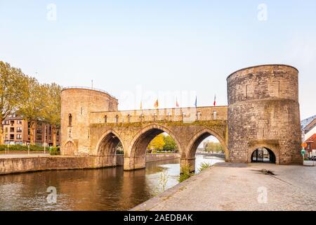 Brücke von Bohrungen oder Pont des Trous, die mittelalterliche Brücke über den Fluss L'Escaut, Tournai, Belgien Stockfoto