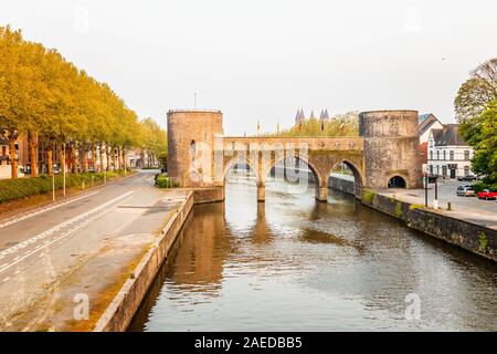 Brücke von Bohrungen oder Pont des Trous, die mittelalterliche Brücke über den Fluss L'Escaut, Tournai, Belgien Stockfoto