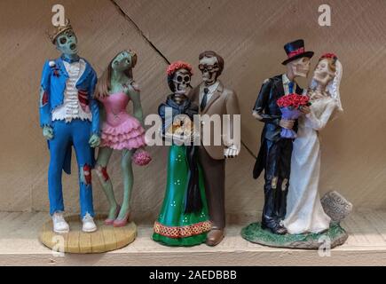 Tag der Toten und Untoten Zombie Prom König und die Königin, die Figuren in der Altstadt von Albuquerque, New Mexiko verkauft Stockfoto