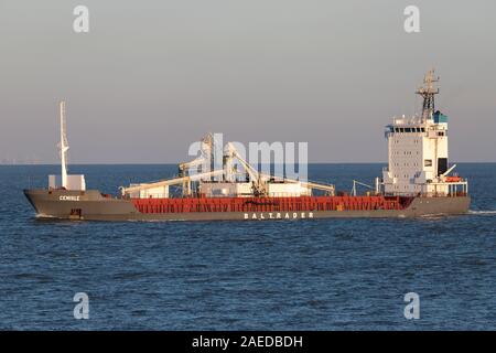 Baltrader cementcarrier CEMISLE mit pneumatischen und mechanischen selfdischarging Ausrüstung an der Elbe Stockfoto