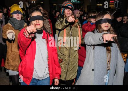 Warschau, Polen. 8 Dez, 2019. Dezember 8, 2019, Warschau, Polen: 16 Tage gegen Gewalt aufgrund von Geschlecht, Frauen schrie, dass Gewalt niemals ist die Störung der Person, die es zu erleben, und die Institutionen, die die Täter schützen sind nur der nächste Übeltäter. Credit: Grzegorz Banaszak/ZUMA Draht/Alamy leben Nachrichten Stockfoto
