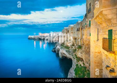 Polignano a Mare Village auf den Felsen bei Sonnenuntergang, Bari, Apulien, Süditalien. Europa. Stockfoto
