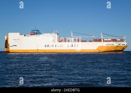 Grimaldi Lines ConRo Schiff GRANDE Afrika auf der Elbe. Die Grimaldi Group ist eine private Reederei in Neapel, Italien. Stockfoto