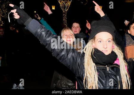 Warschau, Polen. 8 Dez, 2019. Dezember 8, 2019, Warschau, Polen: 16 Tage gegen Gewalt aufgrund von Geschlecht, Frauen schrie, dass Gewalt niemals ist die Störung der Person, die es zu erleben, und die Institutionen, die die Täter schützen sind nur der nächste Übeltäter. Credit: Grzegorz Banaszak/ZUMA Draht/Alamy leben Nachrichten Stockfoto
