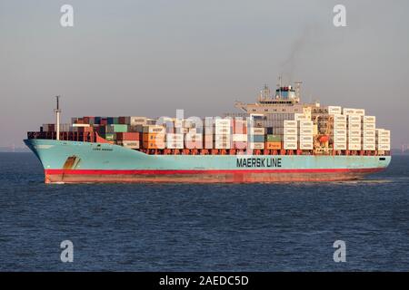 LUNA MAERSK auf der Elbe. Maersk ist das größte Containerschiff der Welt. Stockfoto