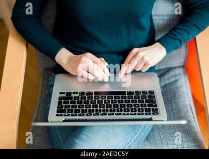 Ansicht der weiblichen Hand arbeiten Codierung auf neue Aluminium Laptop usig die Touchscreens Maus Stockfoto