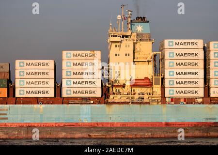 LUNA MAERSK auf der Elbe. Maersk ist das größte Containerschiff der Welt. Stockfoto