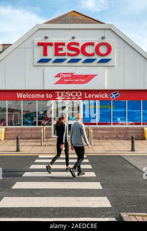 Die Niederlassung in Lerwick, Shetland, ist die nördlichste Supermarkt Tesco in Großbritannien. Stockfoto